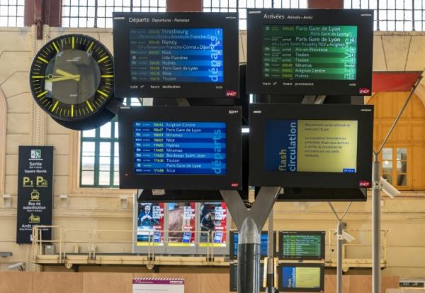 Les écrans indiquant les arrivées et départs à la gare de Marseille le 10 juin 2026, lors d'une grève nationale de 24 heures