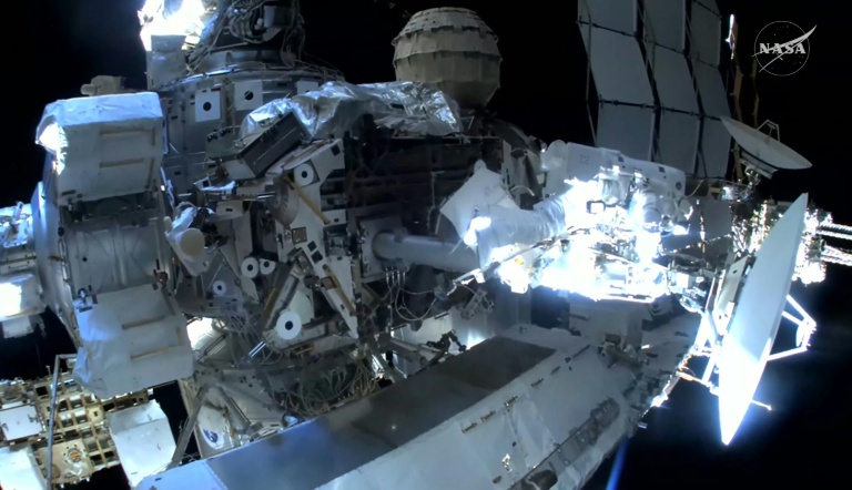Image tirée d'une retransmission vidéo en direct de la Nasa, le 18 août 2026, montrant l'astronaute de l'ESA Sophie Adenot (d) lors de sa sortie dans l'espace à l'extérieur de la Station spatiale internationale (ISS), avec pour objectif de remplacer une antenne de liaison espace-sol sur le complexe orbital
