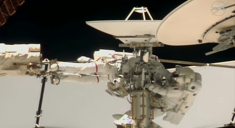 Photographie prise de la retransmission vidéo de la Nasa, le 18 août 2026 montrant Anil Menon et Sophie Adenot lors de leur sortie dans l'espace