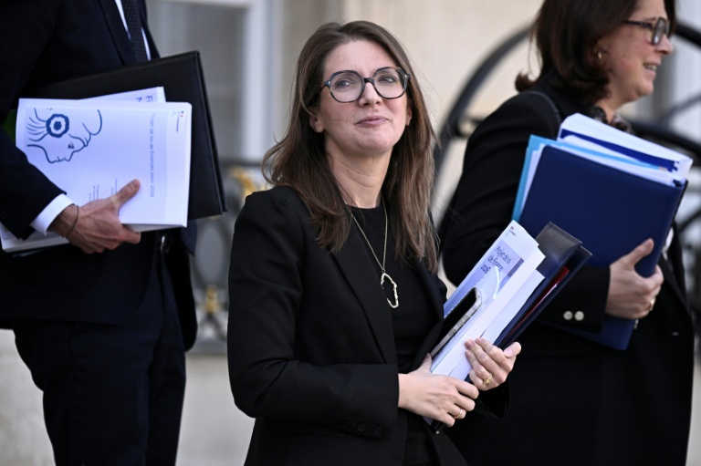 La ministre déléguée chargée de l'Égalité, Aurore Bergé (c), à la sortie du Conseil des ministres à l'Élysée, le 14 octobre 2025 à Pari