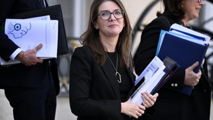 La ministre déléguée chargée de l'Égalité, Aurore Bergé (c), à la sortie du Conseil des ministres à l'Élysée, le 14 octobre 2025 à Pari