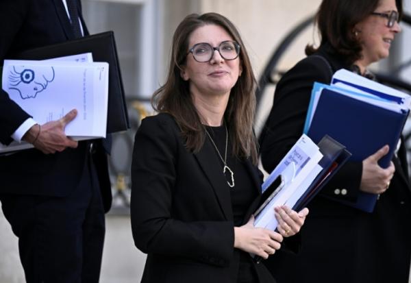 La ministre déléguée chargée de l'Égalité, Aurore Bergé (c), à la sortie du Conseil des ministres à l'Élysée, le 14 octobre 2025 à Pari