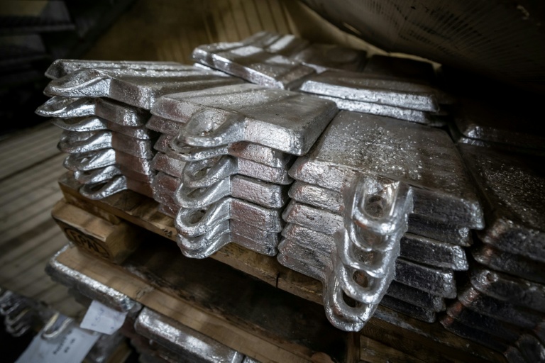 Des plaques d’argent non raffinées, empilées avant d’être traitées dans la fonderie de Głogów, propriété de KGHM, le géant métallurgique du pays, le 24 mars 2026, en Pologne