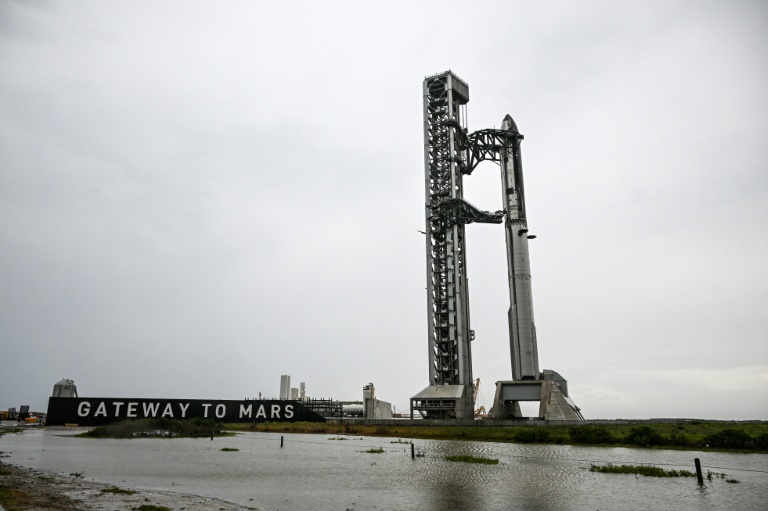 La nouvelle fusée Starship V3 de SpaceX lors du 12e vol d'essai, vue de South Padre Island, au Texas, le 21 mai 2026
