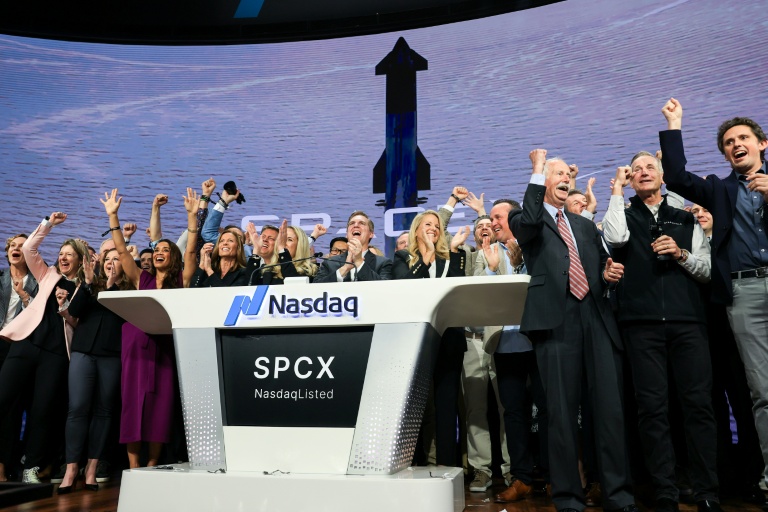 Des responsables et employés de SpaceX célébrant l'introduction en Bourse de l'entreprise, à New York, le 12 juin 2026
