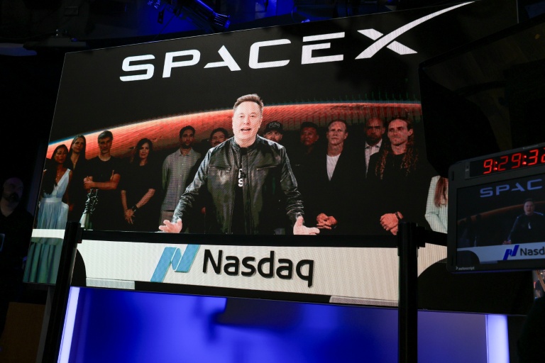 Un écran situé à New York retransmet la prise de parole d'Elon Musk à Starbase, Texas, le 12 juin 2026