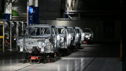 Des châssis de la nouvelle Citroën C5 Aircross sur une chaîne de montage de l'usine automobile Stellantis à Chartres-de-Bretagne, près de Rennes, le 3 juillet 2025