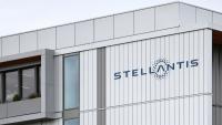 Logo du constructeur automobile Stellantis sur un bâtiment de son site de Poissy (Yvelines), le 23 septembre 2025