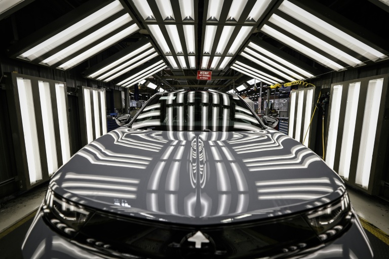 Des voitures en bout de chaîne dans l'usine Stellantis de Poissy, en région parisienne, le 15 avril 2026, un site où cessera la production automobile après 2028