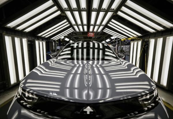 Des voitures en bout de chaîne dans l'usine Stellantis de Poissy, en région parisienne, le 15 avril 2026, un site où cessera la production automobile après 2028