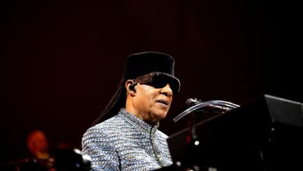 Le chanteur, auteur-compositeur et musicien américain Stevie Wonder se produit sur scène à l’Accor Arena, à Paris, le 15 octobre 2026