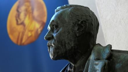 Des avancées fondamentales dans le stockage d'énergie ou dans la recherche sur des matériaux poreux capables de stocker des gaz figurent parmi les travaux susceptibles d'être récompensés mercredi par le Nobel de chimie 2025