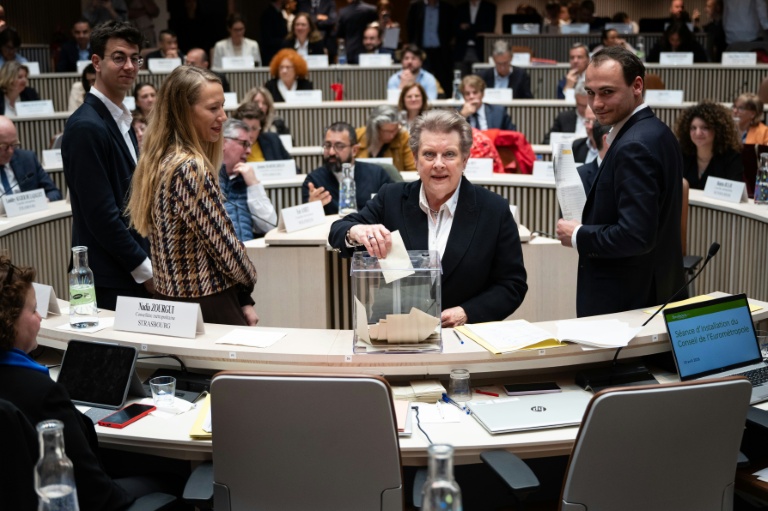 La maire socialiste de Strasbourg Catherine Trautmann vote lors de l'élection du président de 'Eurométropole de Strasbourg, le 10 avril 2026