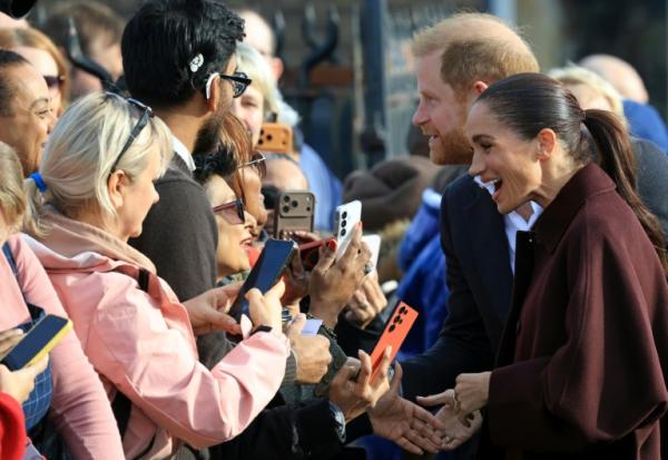 Le prince Harry et son épouse Meghan, duc et duchesse de Sussex, lors d’une visite au 'Himmah Hub", un groupe d’action communautaire luttant contre la précarité alimentaire, le 15 octobre 2026 à Nottingham, dans le centre de l’Angleterre