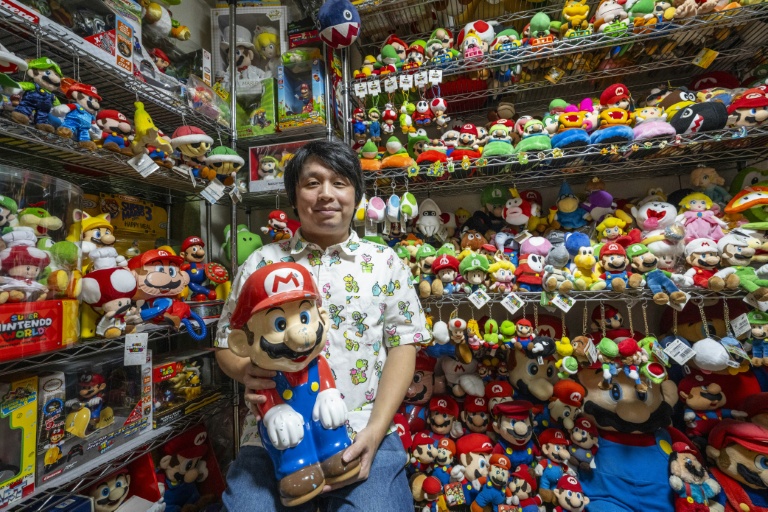 Le collectionneur Kikai pose avec ses pièces de l'univers 
