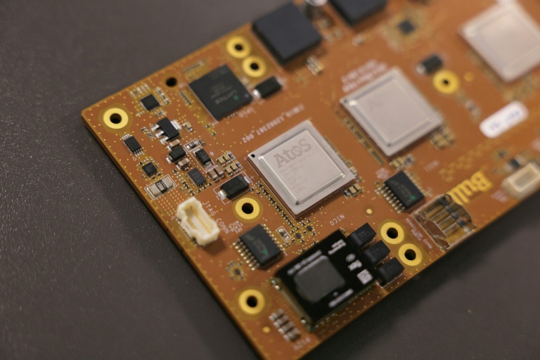 Le logo de la société Atos sur une carte de circuit imprimé sur le site de la société informatique Bull aux Clayes-sous-Bois, le 3 avril 2026 dans les Yvelines