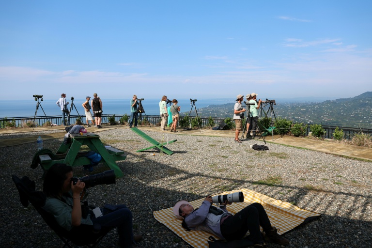 Des ornithologues amateurs et des bénévoles de l'organisation Batumi Raptor Count (BRC) observent des rapaces qui migrent par le 