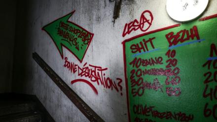 Des tarifs de stupéfiants peints sur le mur d'une cage d'escalier de la Cité des Olivier à Marseille, le 9 décembre 2025 