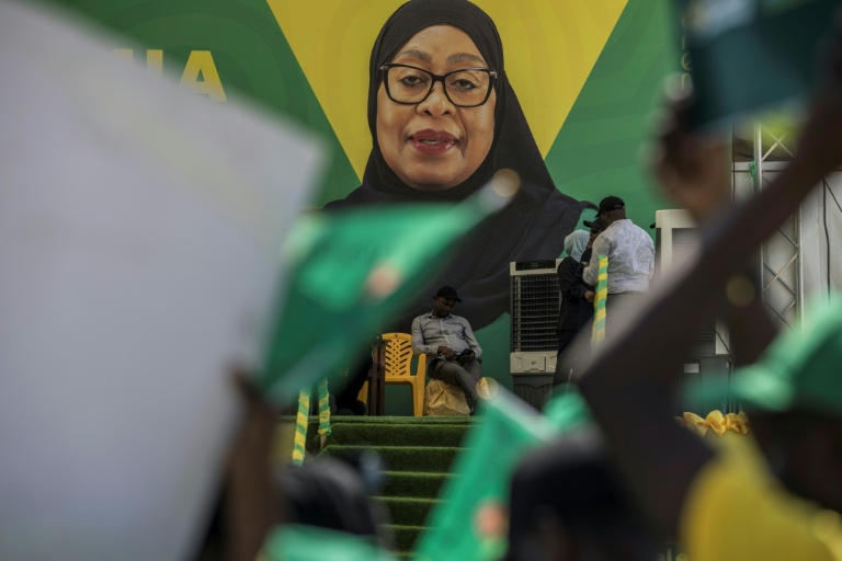 Portrait de la présidente sortante et candidate à la présidentielle en Tanzanie Samia Suluhu Hassan lors d'un meeting à Stone Town, le 26 octobre 2025