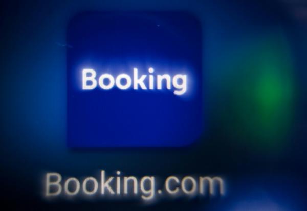Logo de la plateforme de réservation en ligne Booking.com sur l'écran d'une tablette