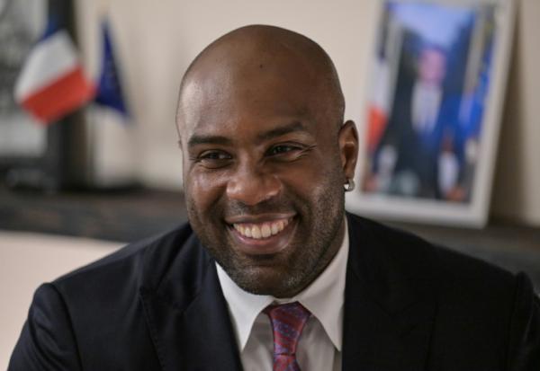 Le quintuple champion olympique de judo, Teddy Riner, interviewé au Pavillon France de l'Exposition universelle d'Osaka, le 13 septembre 2025