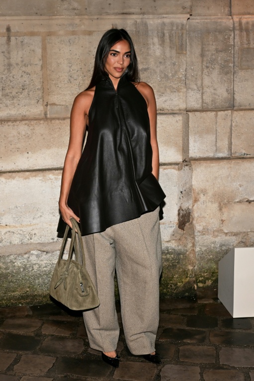 La mannequin Sandra Shehab pose avant le défilé Jacquemus à la Fashion Week de Paris, le 25 janvier 2026 