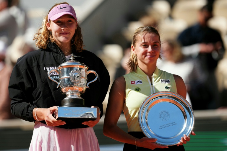 La Russe Mirra Andreeva (g) gagnante de Roland-Garros et la finaliste, la Polonaise Maja Chwalinska, le 6 juin 2026