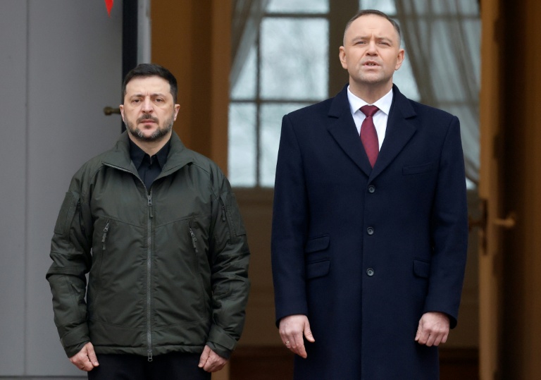 Le président polonais Karol Nawrocki (d) et le président ukrainien Volodymyr Zelensky à Varsovie, le 19 décembre 2025