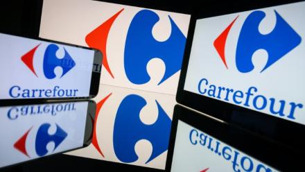 Malgré des ventes en hausse au troisième trimestre, Carrefour a annoncé mardi abaisser légèrement ses objectifs financiers pour 2026, invoquant "la dégradation de la situation sociale et sécuritaire" en France