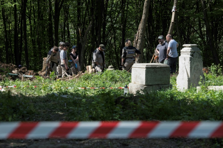 Des archéologues polonais travaillent sur le site d'exhumation du massacre de Volhynie de la Seconde Guerre mondiale, près du village détruit de Puzniki, dans la région de Ternopil, le 25 avril 2025 en Ukraine