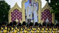 La Garde royale défile devant un portrait du roi de Thaïlande Maha Vajiralongkorn et de la reine Suthida à Bangkok, le 3 décembre 2024