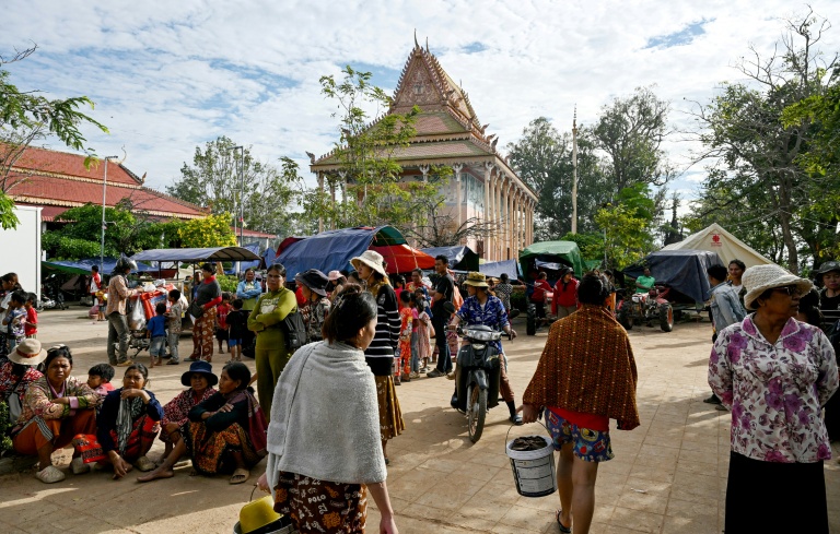 Des habitants déplacés par les combats dans un campement installé près d'une pagode le long de la frontière entre le Cambodge et la Thaïlande, dans la province de Siem Reap (Cambodge), le 11 décembre 2025