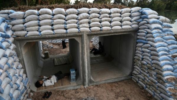 Des civils évacués s'abritent dans un bunker dans la province de Surin en Thaïlande le 11 décembre 2025