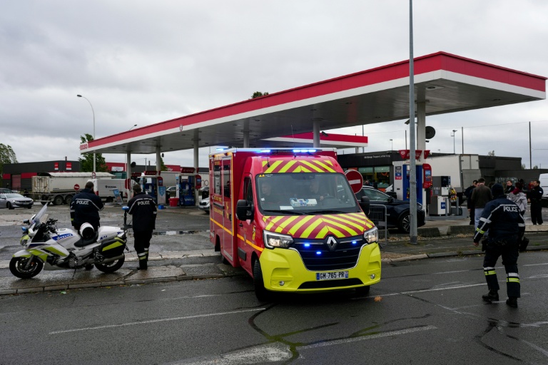 Des pompiers interviennent sur une station-service après des tirs, à Trappe, dans les Yvelines, le 23 octobre 2026