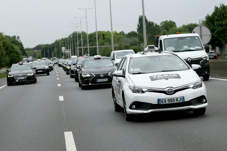 Des taxis lors d'une manifestation sur l'autoroute A1, le 21 mai 2025 à La Courneuve