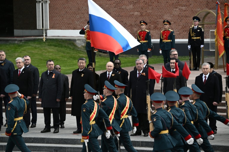 Le président russe Vladimir Poutine et des dirigeants étrangers, lors d'un dépôt de gerbes sur la tombe du Soldat inconnu, à Moscou, le 9 mai 2025