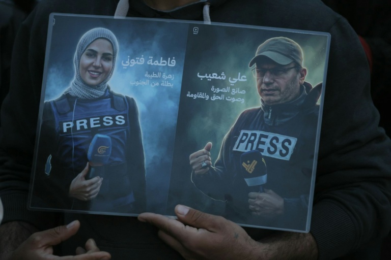 Des photos des journalistes, Fatima Ftouni et Ali Shoeib (d), lors d'un rassemblement à Beyrouth, contre leur assassinat dans une frappe israélienne qui a ciblé leur véhicule sur une route menant à Jezzine, dans le sud du Liban, le 28 mars 2026