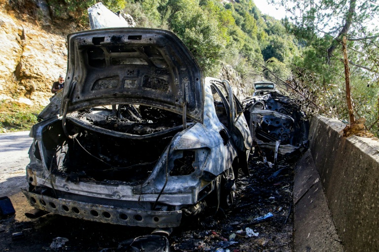 Un véhicule détruit, utilisé par une équipe de journalistes tués dans une frappe israélienne, au bord d'une route menant à Jezzine, dans le sud du Liban, le 28 mars 2026