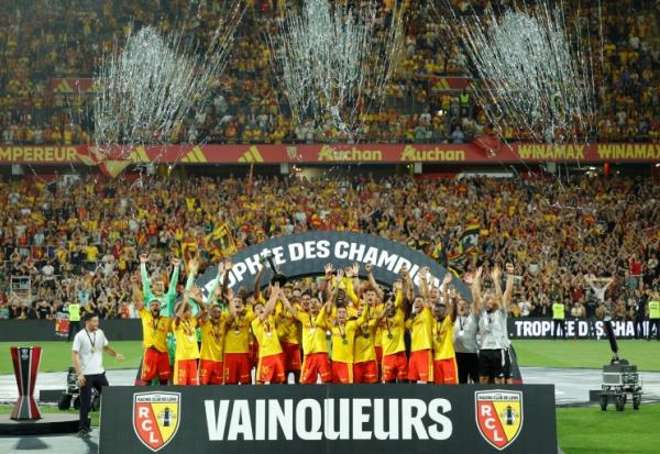 Les joueurs de Lens célèbrent leur titre dans le Trophée des champions après leur victoire 1-0 contre le Paris SG, sur la pelouse de leur stade Bollaert le 16 août 2026