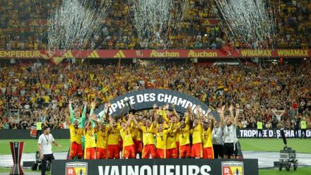 Les joueurs de Lens célèbrent leur titre dans le Trophée des champions après leur victoire 1-0 contre le Paris SG, sur la pelouse de leur stade Bollaert le 16 août 2026
