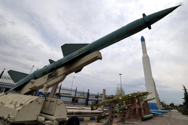 Des reproductions de missiles iraniens exposées devant le Musée de la Défense à Téhéran, le 31 mars 2026