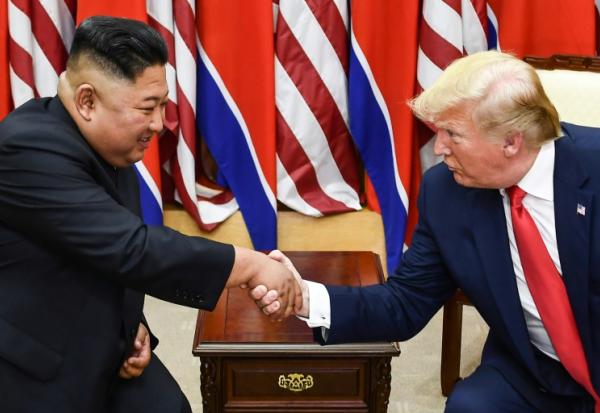 Le dirigeant nord-coréen Kim Jong Un et le président américain Donald Trump pendant une rencontre dans la zone démilitarisée séparant la Corée du nord et la Corée du sud, le 30 juin 2019