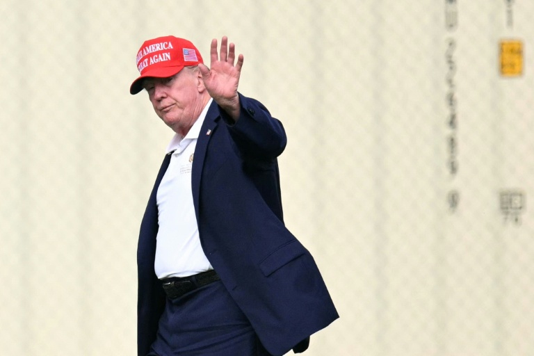 Le président américain Donald Trump fait un signe de la main après être descendu de Marine One sur l'Ellipse, près de la Maison Blanche, le 16 août 2026 à Washington