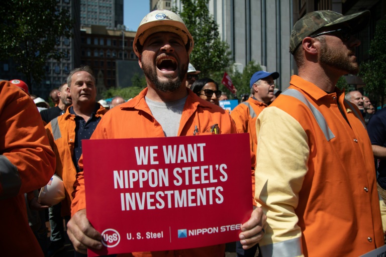 Des employés d'US Steel rassemblés devant le siège social de l'entreprise à Pittsburgh, en Pennsylvanie, pour soutenir les investissements du japonais Nippon Steel, le 4 septembre 2024