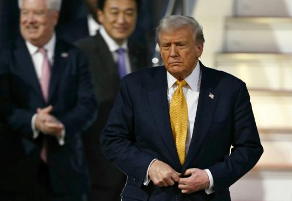 Le président américain Donald Trump à son arrivée à l'aéroport de Tokyo, le 27 octobre 2025