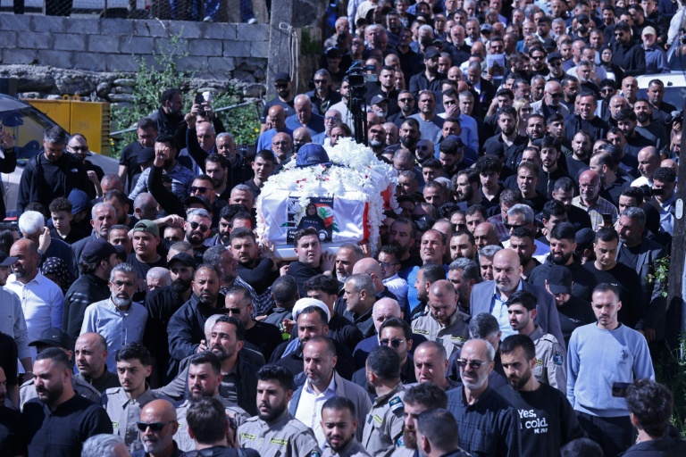 Une procession funéraire dans la ville de Bissariye au Liban, le 23 avril 2026, avec le cercueil de la journaliste libanaise Amal Khalil, tuée dans une frappe attribuée à Israël