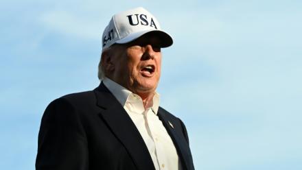 Le président américain Donald Trump parle à la presse à la Maison Blanche, à Washington, le 15 mai 2026