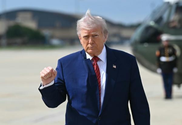 Le président américain Donald Trump à la base Andrews, dans le Maryland, avant d'embarquer à bord d'Air Force One à destination du New Jersey, le 23 mai 2025