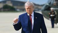 Le président américain Donald Trump à la base Andrews, dans le Maryland, avant d'embarquer à bord d'Air Force One à destination du New Jersey, le 23 mai 2025