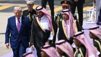 Le prince héritier saoudien Mohammed ben Salmane (c) accueille le président américain Donald Trump à son arrivée à Ryad, le 13 mai 2025